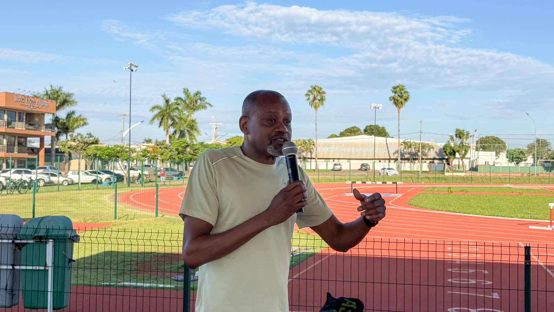 Visita de Zequinha Barbosa marca momento inspirador para alunos da escolinha de atletismo em Chapadão do Sul
