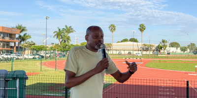 Visita de Zequinha Barbosa marca momento inspirador para alunos da escolinha de atletismo em Chapad&atilde;o do Sul